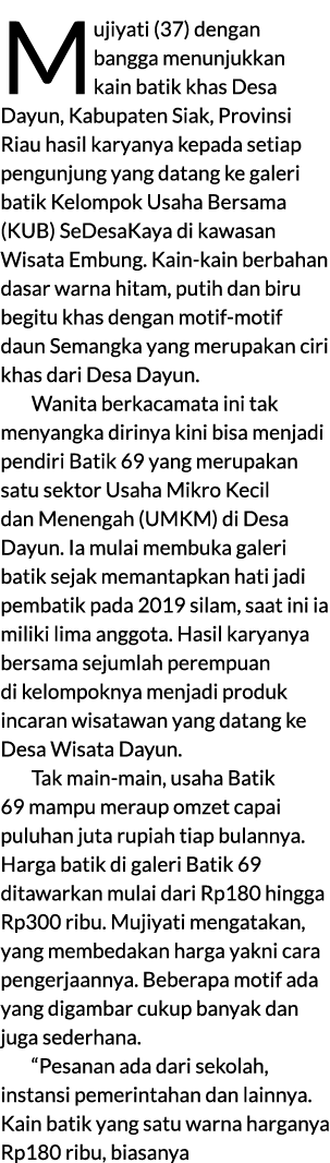 Mujiyati (37) dengan bangga menunjukkan kain batik khas Desa Dayun, Kabupaten Siak, Provinsi Riau hasil karyanya kepa...