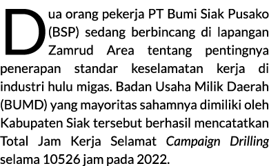 Dua orang pekerja PT Bumi Siak Pusako (BSP) sedang berbincang di lapangan Zamrud Area tentang pentingnya penerapan st...